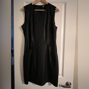 Robe en cuir noir avec poches sur le devant. Jamais portée.